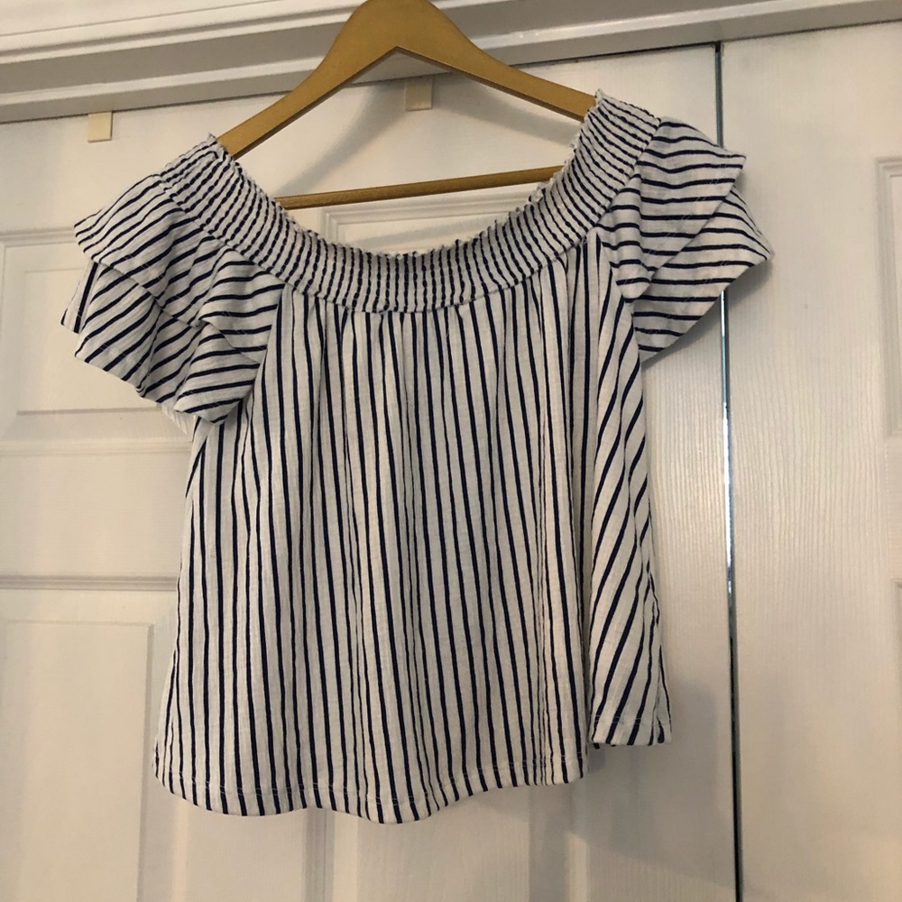 Pretty on/off shoulder shirt w/back peep hole.